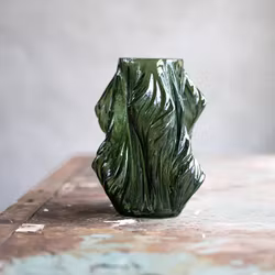 Vas i asymmetrisk form - grönt glas - A Lot Decoratoin