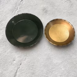 Fat i plåt med fin kant och kulfötter - Flera storlekar och färger - Strömshaga