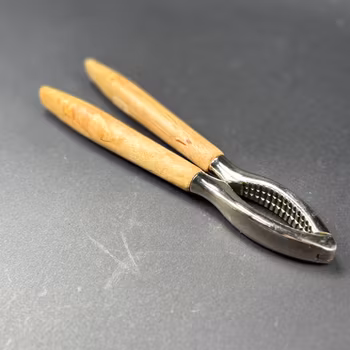 Nötknäppare med skaft i björkträ - vintage