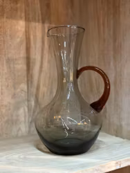 Karaff i stilren form, två nyanser - OlssonJensen