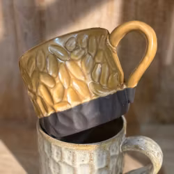 Mugg Kopp Maja i senapsgul keramik, OlssonJensen