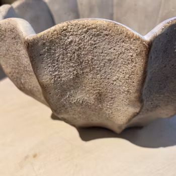 Kruka i elegant vågiga former Miljögården