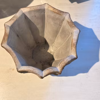 Kruka i elegant uttryck med vågig form Miljögården