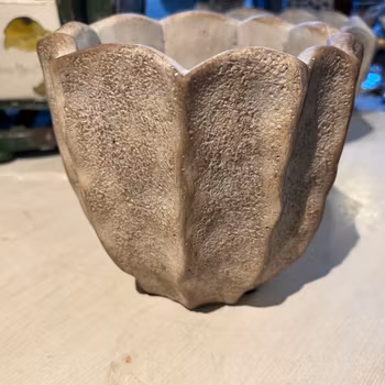 Kruka i elegant uttryck med vågig form Miljögården