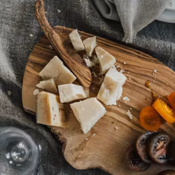 Skärbräda i olivträ - alla unika - OlssonJensen