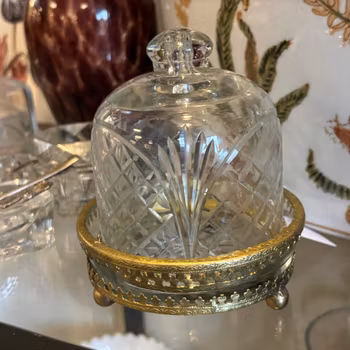 Fat med kupa i etsat mönstrat glas & gulddekor - kulfötter