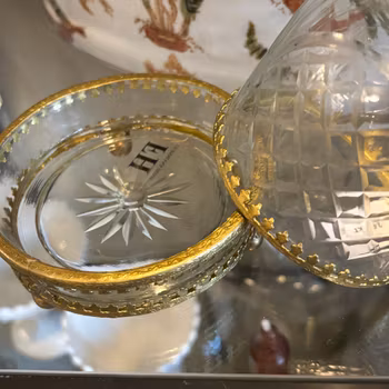 Fat med kupa i etsat mönstrat glas & gulddekor - kulfötter