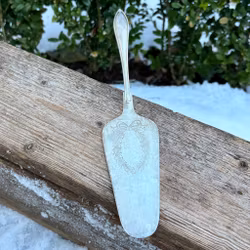 Tårtspade dekorerad med en fin rosett och krans - nysilver - vintage