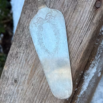 Tårtspade dekorerad med en fin rosett och krans - nysilver - vintage