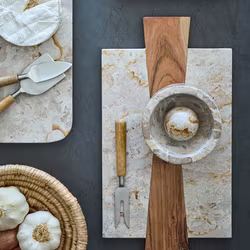 Skärbräda Fat i beige marmor och akacia trä - Affari of Sweden