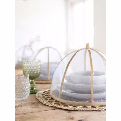 Kupa i bambu med nät som skydd mot insekter