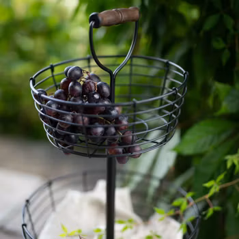 Korg i tre våningar i järn och handtag i trä