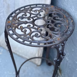 Piedestal helt i gjutjärn, Miljögården