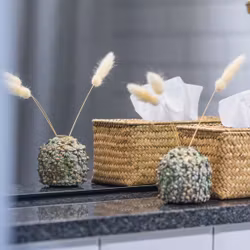 Vas för den lilla buketten - gröna små blommor i metall - två olika