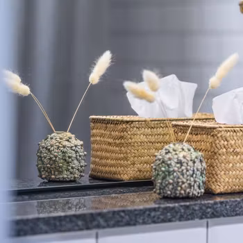 Vas för den lilla buketten - gröna små blommor i metall - två olika