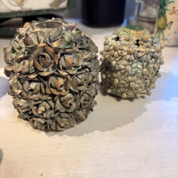 Vas för den lilla buketten - gröna små blommor i metall - två olika