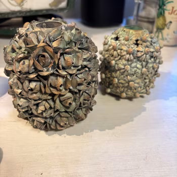 Vas för den lilla buketten - gröna små blommor i metall - två olika