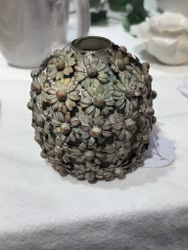 Vas för den lilla buketten - gröna små blommor i metall - två olika