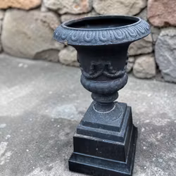 Trädgårdsurnor (3) exklusiva gjutjärnskrukor på sockel 2st - Vintage