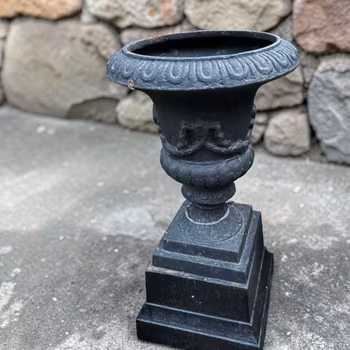 Trädgårdsurna (3) exklusiv gjutjärnskruka på sockel  - Vintage