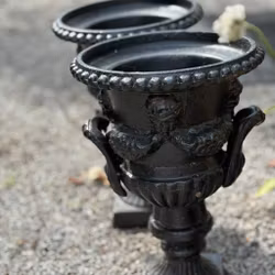 Trädgårdsurnor (5) exklusiva gjutjärnskrukor med hänklar 2st - Vintage