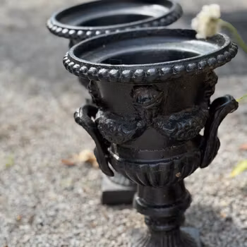 Trädgårdsurna (5) exklusiv gjutjärnskruka med hänklar  - Vintage