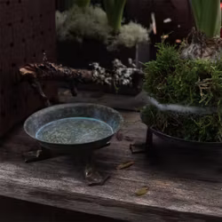 Fat Kalle Anka i grön metall och guldfötter