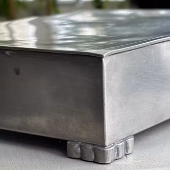 Etui - cigarretui i tenn på små fina fötter och insida av trä - Edlunds Silverfabrik