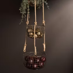 Korgar i antik mässing - 3 stycken hängande i juterep