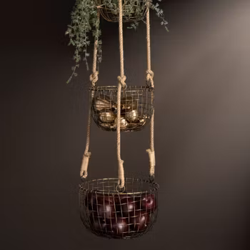 Korgar i antik mässing - 3 stycken hängande i juterep