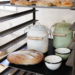 Mjölkkanna i vit/benvit emalj och trähandtag - lock ingår - två storlekar