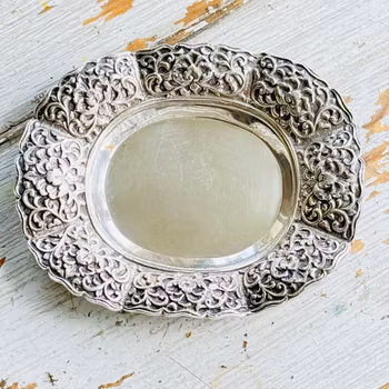 Fat i metall med vacker dekor - vintage