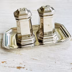 Salt och pepparkar med tillhörande fat - Vintage