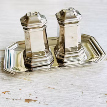 Salt och pepparkar med tillhörande fat - Vintage
