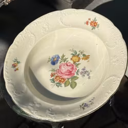Tallrikar med blommönster märkta Victoria - flera storlekar - Vintage