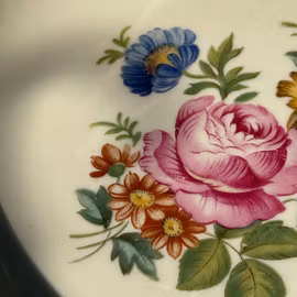 Tallrikar med blommönster märkta Victoria - flera storlekar - Vintage