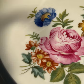 Tallrikar med blommönster märkta Victoria - flera storlekar - Vintage