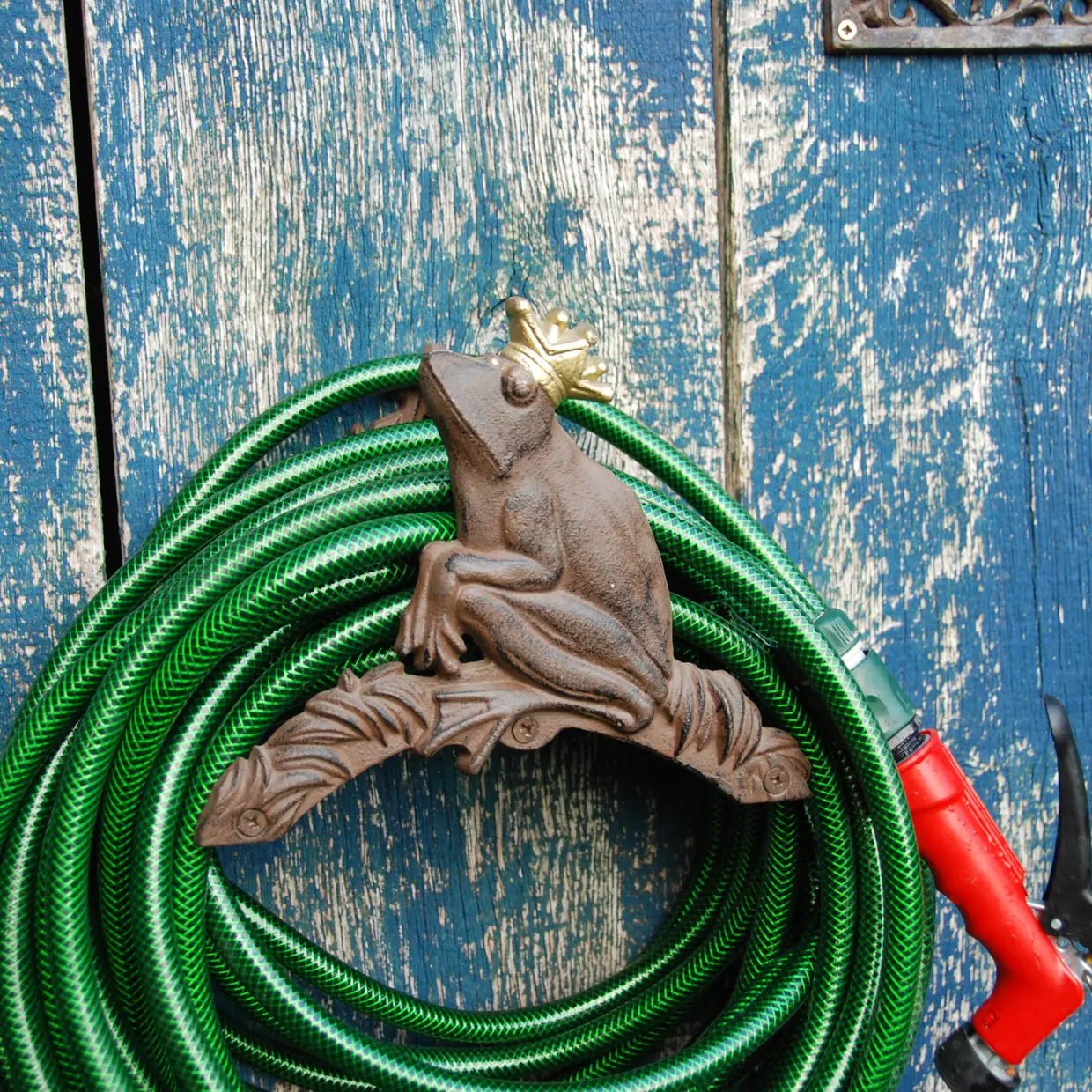 Slanghållare med grodkung i gjutjärn - Gardenlife