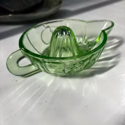 Citruspress med handtag i grönt klarglas, vintage