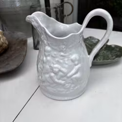 Kanna vit flintgodskanna med keruber & vinrankor - Vintage
