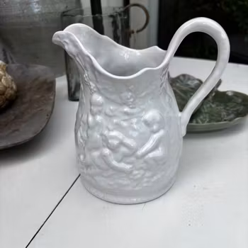 Kanna vit flintgodskanna med keruber & vinrankor - Vintage