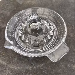Citruspress i pressat klarglas med piggar och dekor, vintage