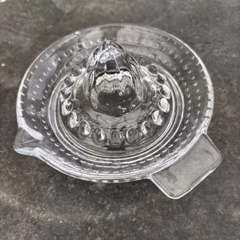 Citruspress i pressat klarglas med piggar och dekor, vintage