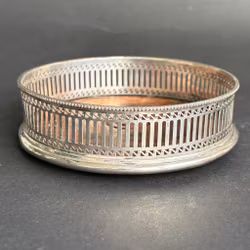 Coaster i nysilver med träbotten England – vintage