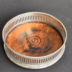 Coaster i nysilver med träbotten England – vintage