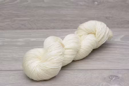 Ofärgat sockgarn av hög kvalitet - 100g härvor (ej arwetta)