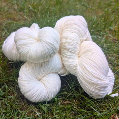 Ofärgat baby-sockgarn av hög kvalitet - 100g härvor (ej arwetta)