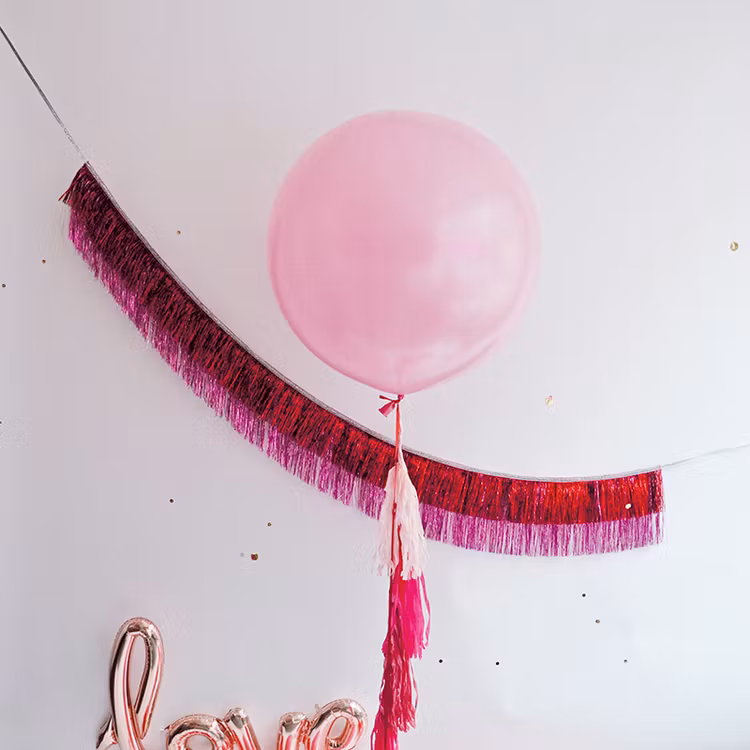 Rosa jätteballong med tail