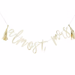 Girlang - Almost Mrs - Guld Tassels