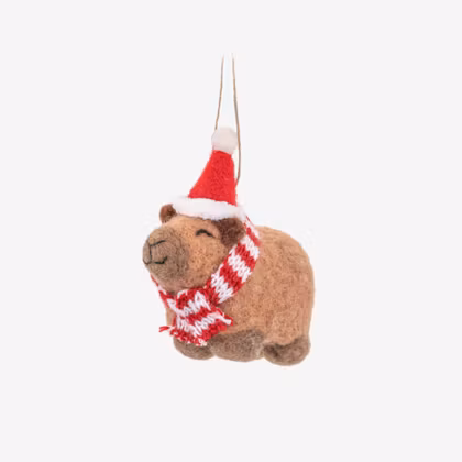 Julgranskula - Capybara with Santa Hat